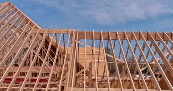 Installatie Frame Van Houten Balken Bij Bouw Het Dakspansysteem Bovenaanzicht — Stockvideo