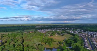 Banliyö evleri üzerindeki hava manzarası Kaynayan Springs Güney Carolina 'da orman yakınlarındaki küçük bir kasaba.