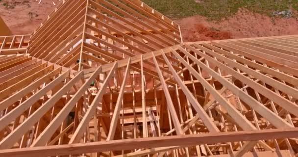 Roofing Konstruksi Dalam Rangka Atap Kayu Sistem Truss Pada Rumah — Stok Video