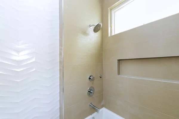 浴槽とシャワーでバスルームの改装工事中 — ストック写真