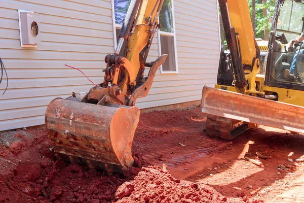 移動土工事を行う掘削機建設現場の造園工事 — ストック写真