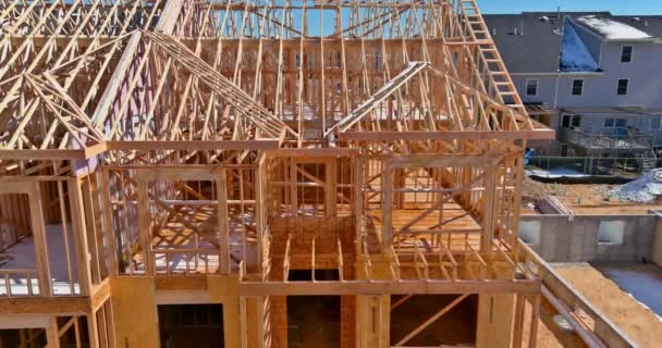 Konstrukcja Dachowa Drewnianej Ramie Dachowej Montaż Konstrukcji Belki Kratowej Nowym — Wideo stockowe