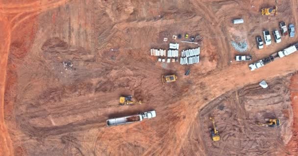 建設現場における住宅開発用土地の調製に関する空中トップビューコンクリート衛生下水道管 — ストック動画