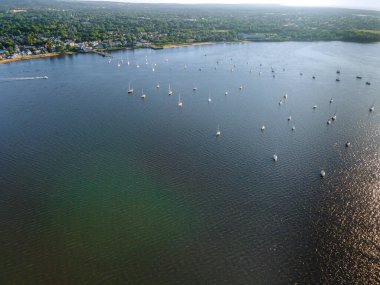 Amerikan limanına demirlemiş pek çok tekne, yat ve yelkenli manzarası