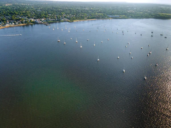 Amerikan limanına demirlemiş pek çok tekne, yat ve yelkenli manzarası