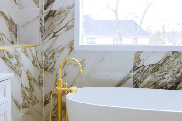 翻新现代古典室内 建造新的主浴室 — 图库照片