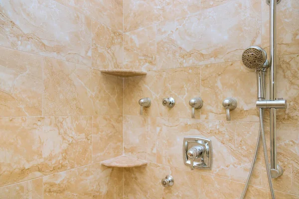 主浴室系统中的新淋浴水龙头 — 图库照片