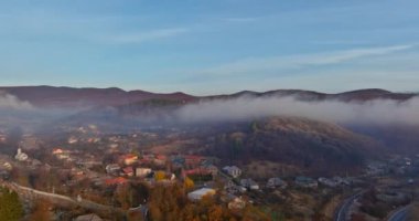 Kırsal alan manzaralı, sisli sabahlı dağ köyü.