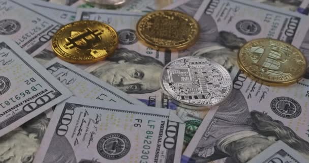 Нові Електронні Децентралізовані Гроші Блискучих Біткоїнів Криптовалютні Монети Доларових Купюрах — стокове відео