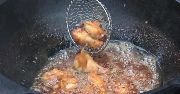 这道菜是用油鸡翅炒成的 用铁锅烧 — 图库视频影像