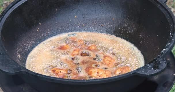 Heerlijke Zelfgebakken Kippenvleugels Kokende Olie Een Ketel — Stockvideo