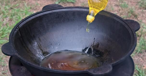 Antes Cozinhar Pilaf Cozinheiro Derrama Óleo Caldeirão Ferro Fundido Vazio — Vídeo de Stock