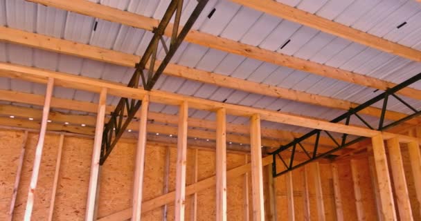 木造平屋屋根パネルストレージ建物フレーム組成の建設現場 — ストック動画