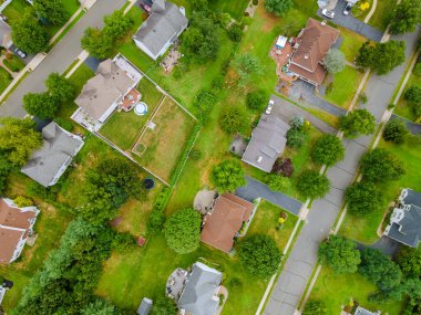 Amerika 'nın New Jersey' deki küçük yerleşim yerlerinin çatılarının havadan görünüşü.