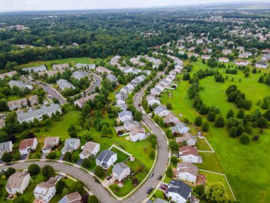 Çatıları ve yolları olan küçük bir Amerikan kasabası New Jersey 'de hava manzaralı bir yer.