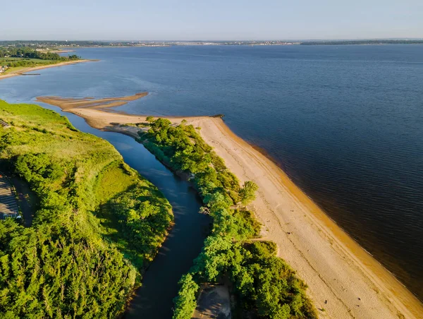 Panorama temiz kumlu bir sahil güzel okyanus kıyısı manzarası yüksek bir yerden