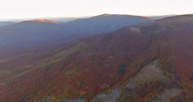 Sabahın erken saatlerinde Mountain Range Valley 'in görkemli sonbahar manzarası. Geniş açı panorama.