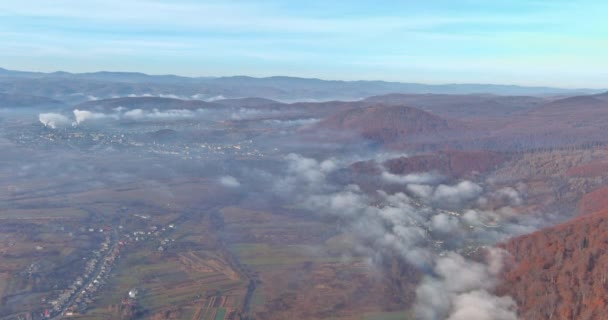 Increíble Niebla Temprana Otoño Montaña Paisaje Vista Aérea Del Pueblo — Vídeos de Stock