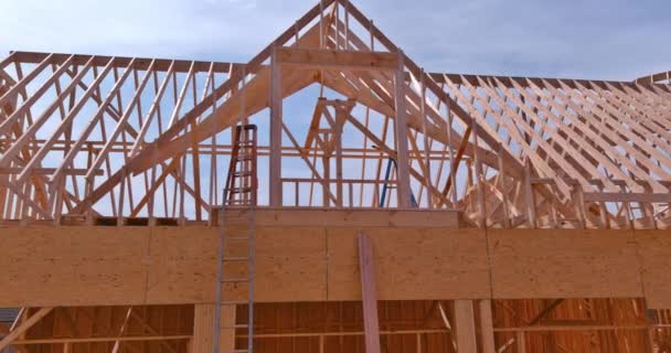 Rama Montażowa Drewnianych Belek Przy Budowie Systemu Kratownic Dachowych Budynku — Wideo stockowe