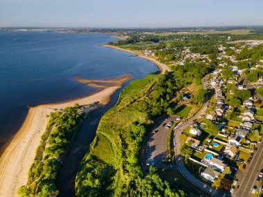 Okyanus dalgaları güzel kumlu sahil boyunca New Jersey 'de bir hava manzarası.