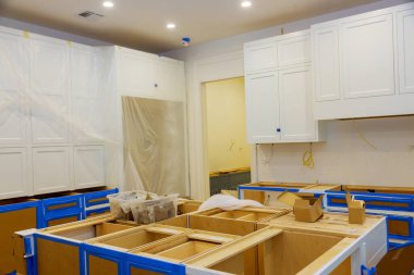 Yeni bir evde, modern mutfak dolaplarının nasıl monte edilip monte edileceği