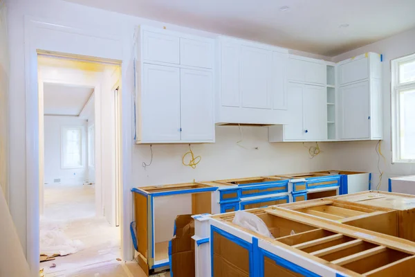 Yeni Evler Modern Mutfak Mobilyaları Kurulumu Montaj Dolabı — Stok fotoğraf