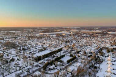 Pensilvanya 'da gün batımında kar yağdıktan sonra küçük bir kasabanın günbatımı manzarası.