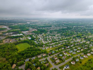 New Jersey 'deki küçük bir Amerikan şehir evi ve yollarının havadan görünüşü.