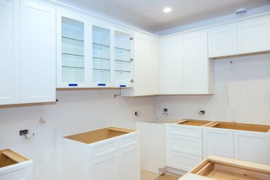 Mutfak dolaplarını yeniden düzenlemek ve yeni mutfak mobilyaları monte etmek.