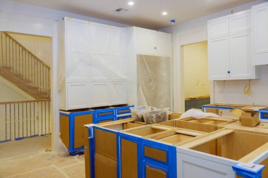 Modern mutfak dolaplarının montajı ve kurulumu yeni bir ev