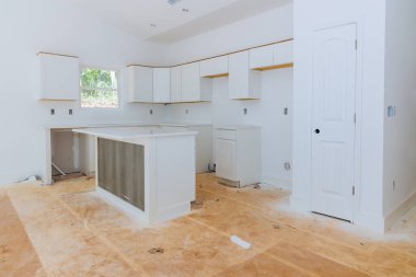 Yeni evdeki mutfak dekorasyonu sırasında mutfak mobilyalarının montajı