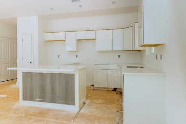 Mutfak dolaplarını yeniden düzenlemek ve yeni mutfak mobilyaları monte etmek.