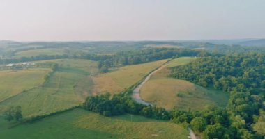 Pennsylvania, ABD 'de, 70 numaralı otobanın yanındaki çayırın kenarındaki ağaçların üzerinden küçük bir kasaba görülüyor.