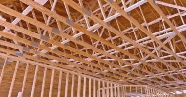 Çatı kirişleri ve havadan görüntüsü olan bir bina.