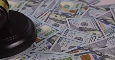 Yargı tokmağı olan bir yetkili onun için Amerikan doları olarak tutuklama emri çıkardı.