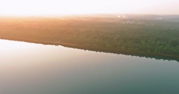 在雾蒙蒙的日出时分 空中的景色笼罩着森林湖面 — 图库视频影像