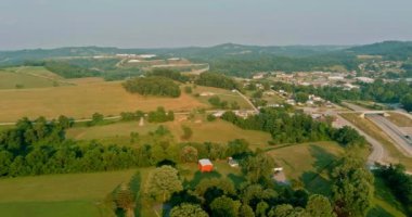Pennsylvania, ABD, 70. karayolu yakınlarındaki ağaçlar ve tepelerle çevrili küçük bir kasaba manzaralı.