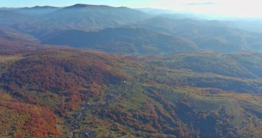 Gri sisle kaplı sonbahar ormanı tepelerinin üstündeki hava panoramik manzarası.