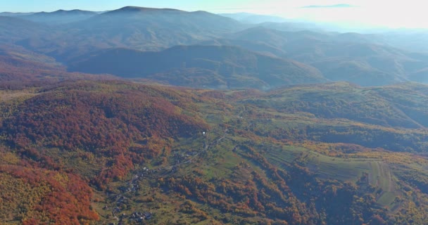 Panoramisch Uitzicht Vanuit Lucht Herfst Heuvels Bedekt Met Grijze Mist — Stockvideo