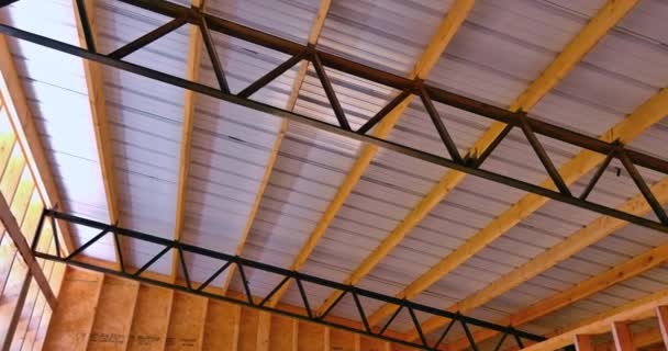 屋根の設置のための倉庫を構築するTのための大規模な鋼屋根フレーム — ストック動画