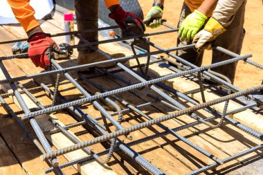 İnşaat işçileri bu aracı beton temelleri için çelik çubukları tel çubuklarla bükmek için kullanıyorlar.