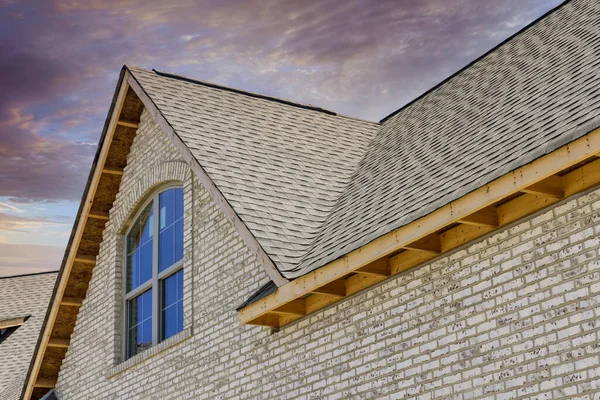 New House Being Constructed Asphalt Shingles Waterproofing Corner Roof Shingles — Stockfoto