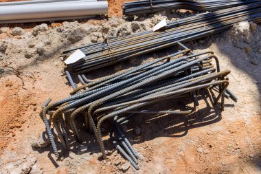 İnşaat sahasında güçlendirilmiş beton binaların demirle güçlendirilmesi için tel döşeme işi.