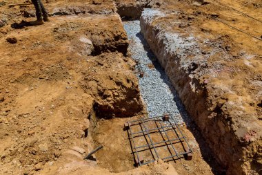 İnşaat sırasında yeni ev için beton döşeme demirleri çelik gibidir.