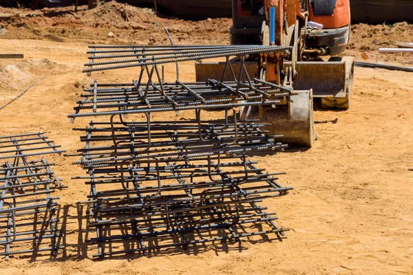 İnşaat alanında güçlendirilmiş beton, güçlendirilmiş çelik parmaklıklar.