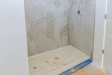 Yeni ev için, bir banyo inşa etme işlemi bir duşa yerleştirildi