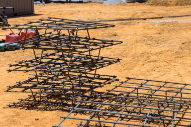 İnşaat alanlarındaki inşaat demirlerini kullanarak yeni ev için güçlendirilmiş beton yapıları desteklemek.