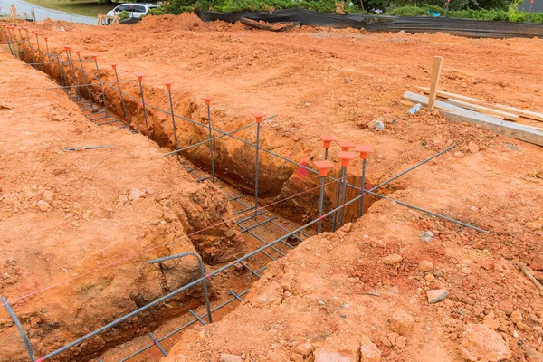 Costruire Una Fondazione Casa Posando Acciaio Una Trincea Cantiere — Foto Stock