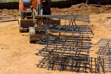 İnşaat alanındaki güçlendirilmiş beton binaların demirleme kabloları üzerinde çalış