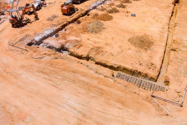 Beton bir temelin altında hendek kazılmış yeni bir ev inşaatı alanının havadan görünüşü